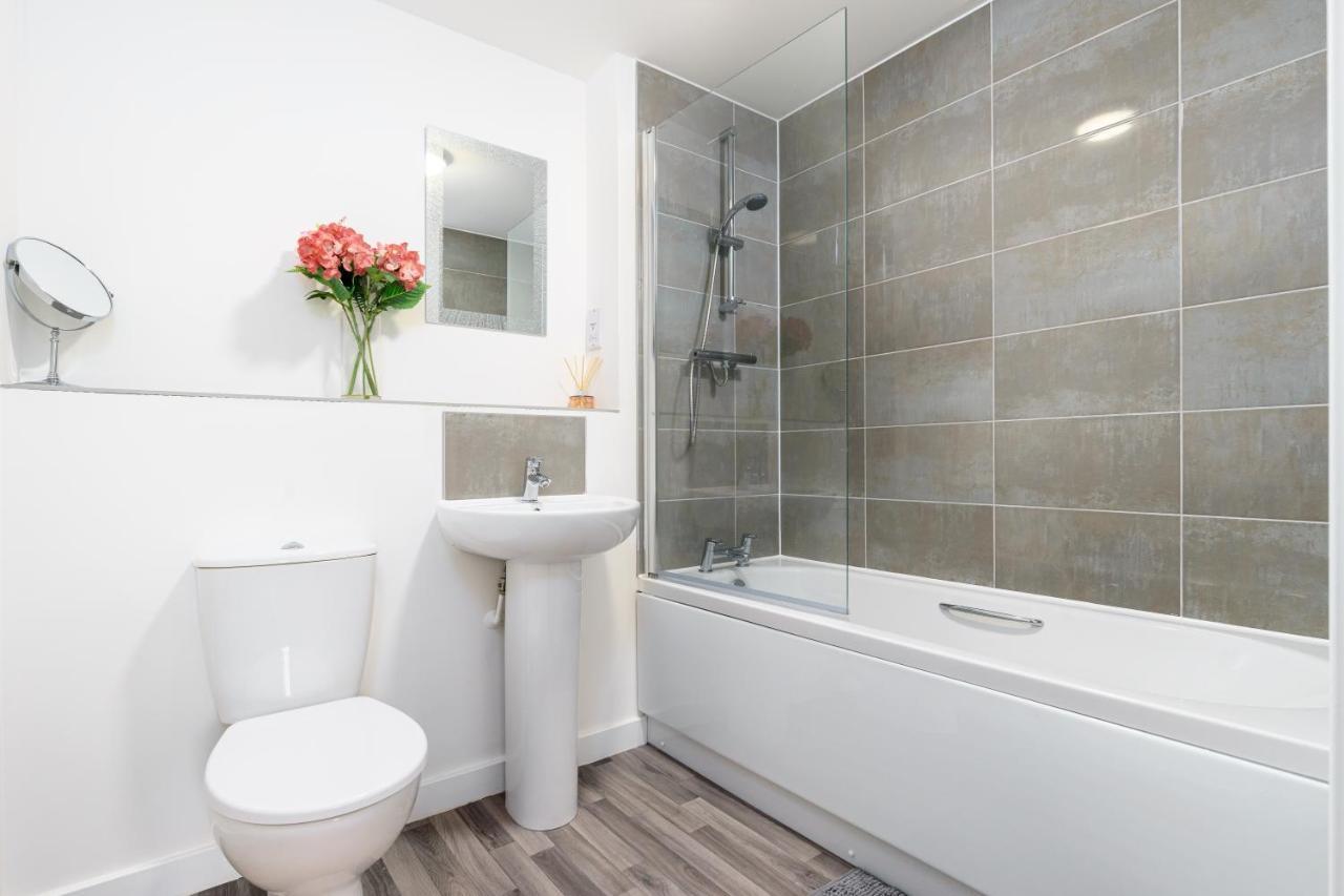 Fortified Luxury With Balcony And Free Parking Leilighet